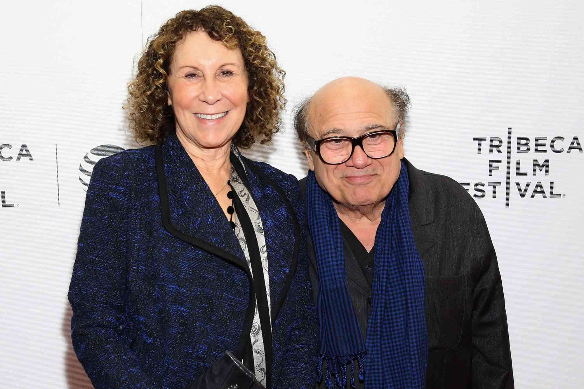 Danny DeVito (4'10") and Rhea Perlman (5'0")