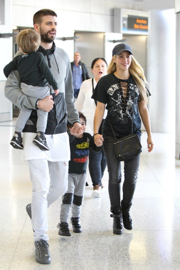 Shakira (5'0") and Gerard Pique (6'4")
