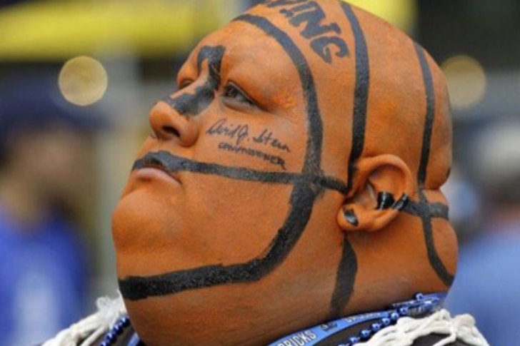 This Fan’s Bald Head is the Ultimate Basketball Tribute on Display